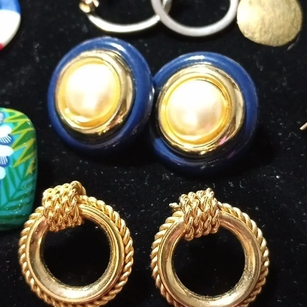 Lot of 15 pair of nice vintage costume earrings and modern earrings (E001)